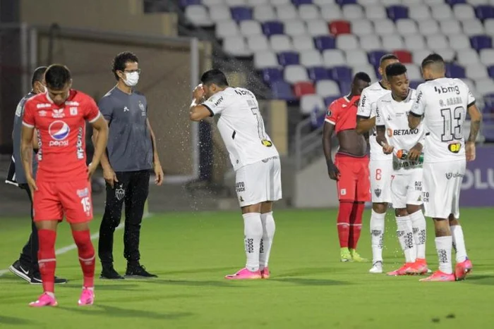 
    Fotbaliștii au fost afectați de gazele lacrimogeneFOTO: EPA  