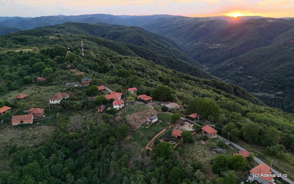 Satele condamnate de Ceaușescu, rămase în grija câtorva oameni: „Seara, doar greierii și câinii se mai aud”    
