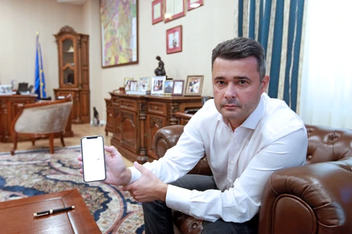 Daniel Florea, primarul sectorului 5, ne arată că și el vede pe telefon unde sunt copiii săi jpeg