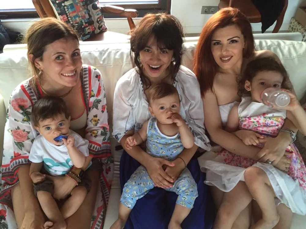 Tina, Aylin și Diana sunt mămici