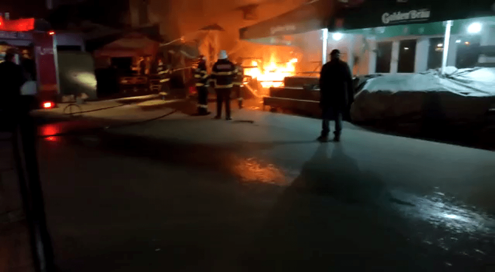 Incediu în cea mai mare piață agroalimentară din Slatina. Au ars două depozite de marfă