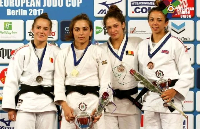 Cleonia Rîciu (prima din stânga)