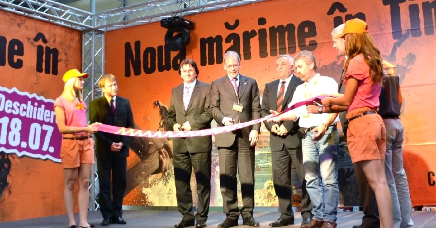 Oficialităţile locale şi invitaţii germani au tăiat panglica la noul magazin Hornbach de la Timişoara