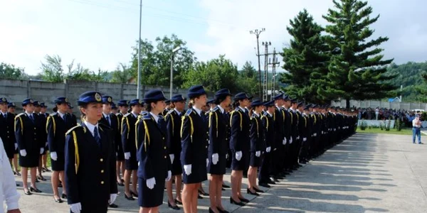 Promoţia din acest an a Şcolii Naţionale a Agenţilor de Penitenciare din Targu Ocna va primi grad şi loc de muncă FOTO Adevarul