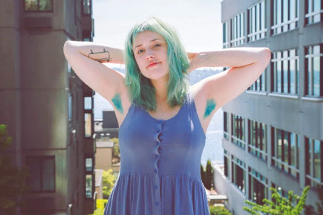 
    Tinerele nonconformiste sunt mândre de pilozitatea lor coloratăFoto: Arhiva personală  