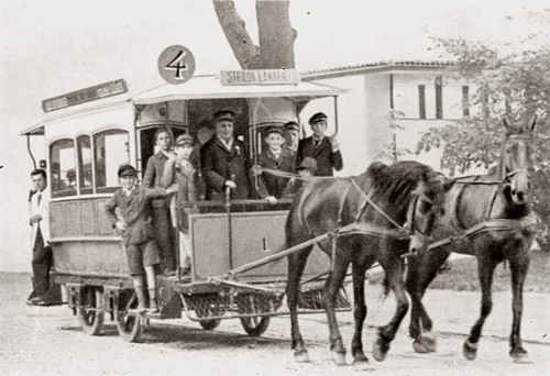 Înainte de apariţia tonetelor, casierii cu bilete erau o prezenţă obişnuită în tramvaie. FOTO tramclub.rog