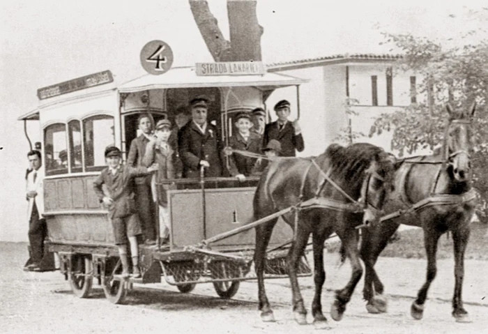 Înainte de apariţia tonetelor, casierii cu bilete erau o prezenţă obişnuită în tramvaie. FOTO tramclub.rog