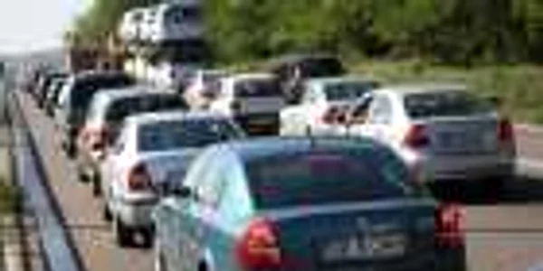 În zona Buşteni s-au format coloane de maşini