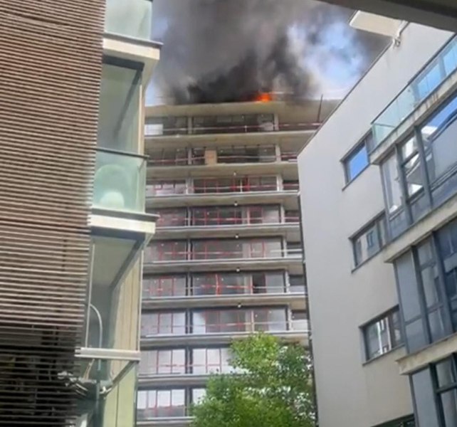 Incendiu la fațada unui bloc în construcție din Nordul Capitalei. Fumul dens, vizibil de la distanță VIDEO UPDATE