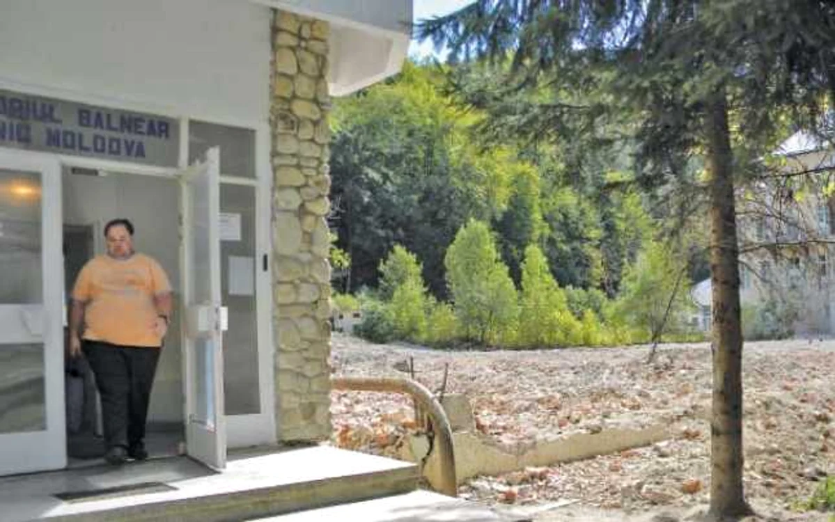 Singura clădire care a rezistat demolărilor este sanatoriul. În planul doi se văd ruinele fostei baze de tratament 