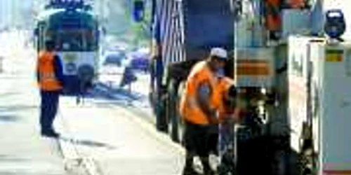 Reşiţa: Se toarnă asfalt între liniile de tramvai