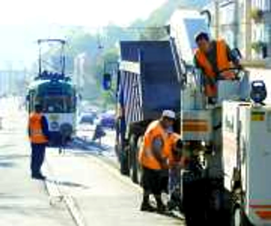 Reşiţa: Se toarnă asfalt între liniile de tramvai