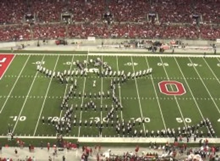 Un omuleţ pe skateboard a fost creat de membrii fanfareiFoto Youtube