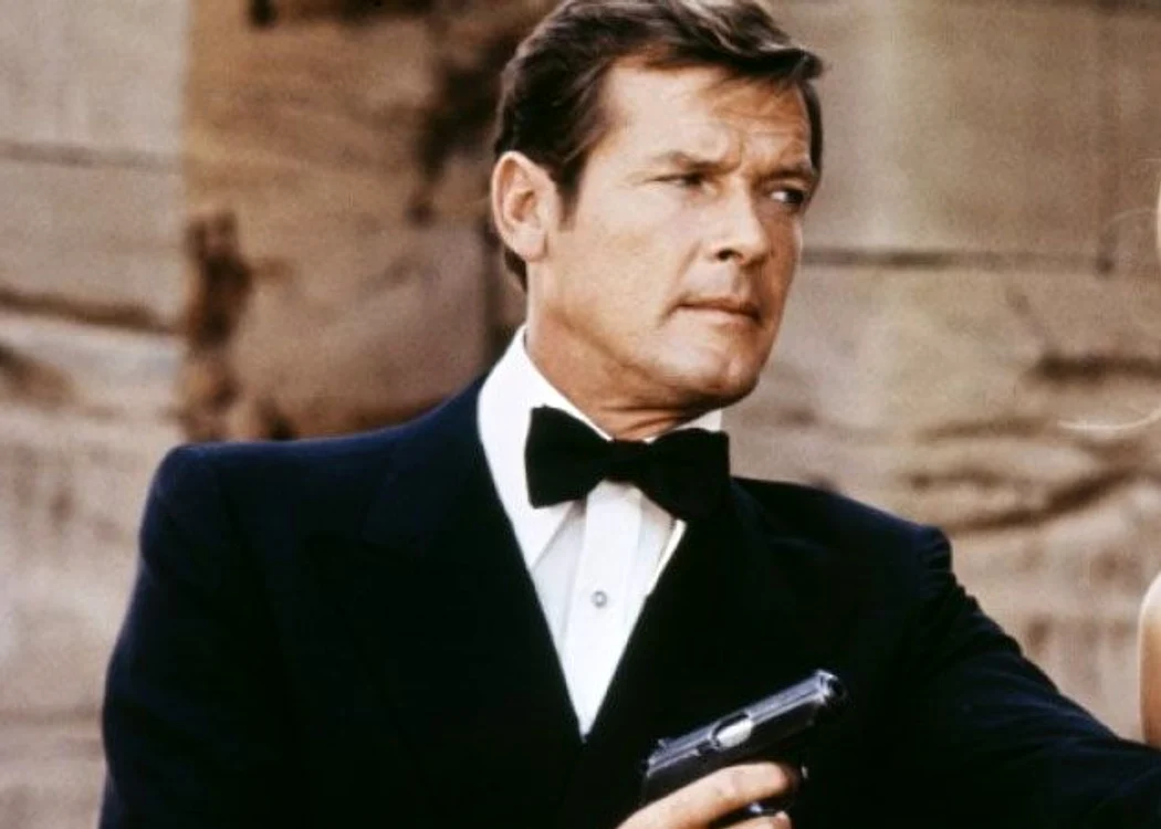 Roger Moore, în rolul lui James Bond.