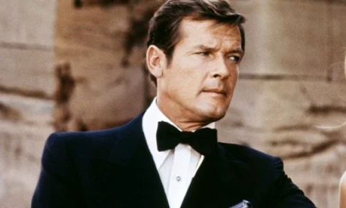 Roger Moore, în rolul lui James Bond  jpeg