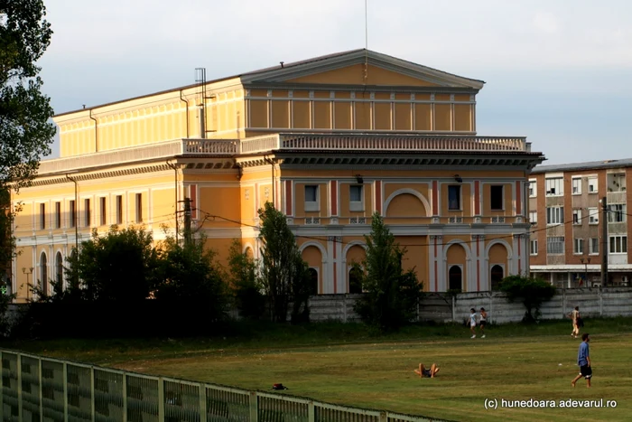 Casa de cultură este unul dintre monumentele reprezentative ale Hunedoarei. FOTO: Daniel Guţă.