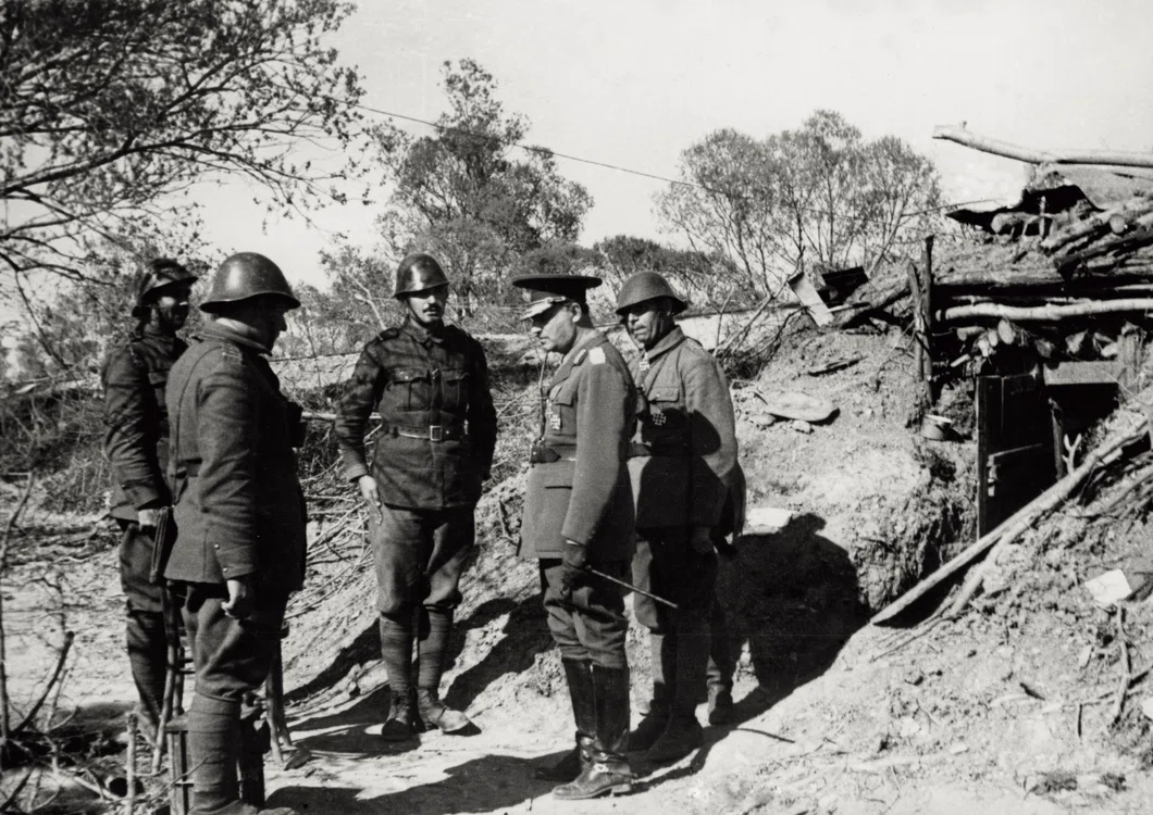 Ministrul de război Constantin Pantazi pe front, alături de alţi militari; generalul Pantazi a fost şi el arestat la 23 august 1944