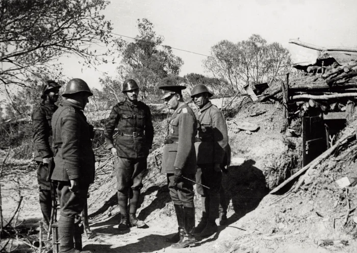 Ministrul de război Constantin Pantazi pe front,  alături de alţi militari; generalul Pantazi a fost şi el arestat la 23 august 1944