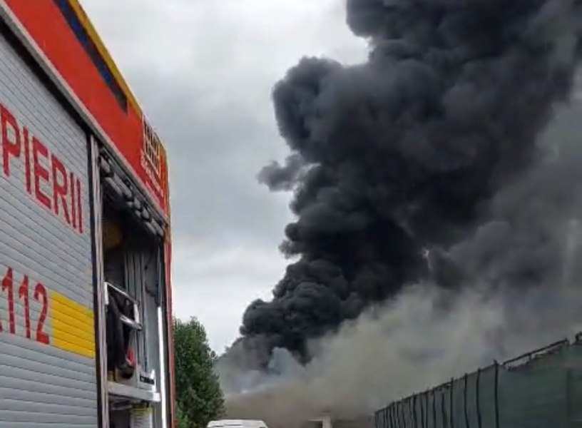 Incendiu violent în vecinătatea Rafinăriei Lukoil din Ploiești. Autoritățile au emis mesaj RO-Alert