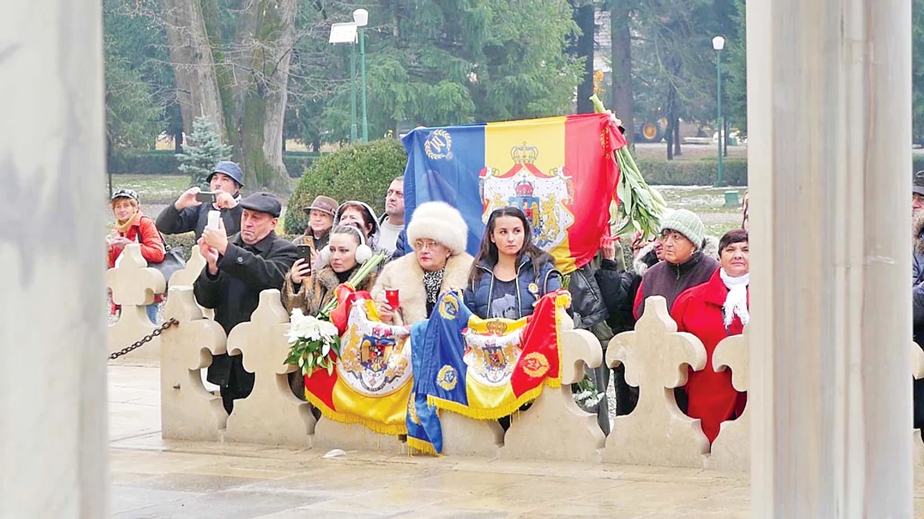 Monarhiştii s-au înghesuit la Mănăstirea Curtea de Argeş pentru a-i aduce un omagiu Regelui