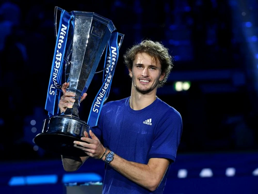 
    Alexander Zverev cu trofeul pe care l-a mai cucerit și în 2018FOTO: EPA  