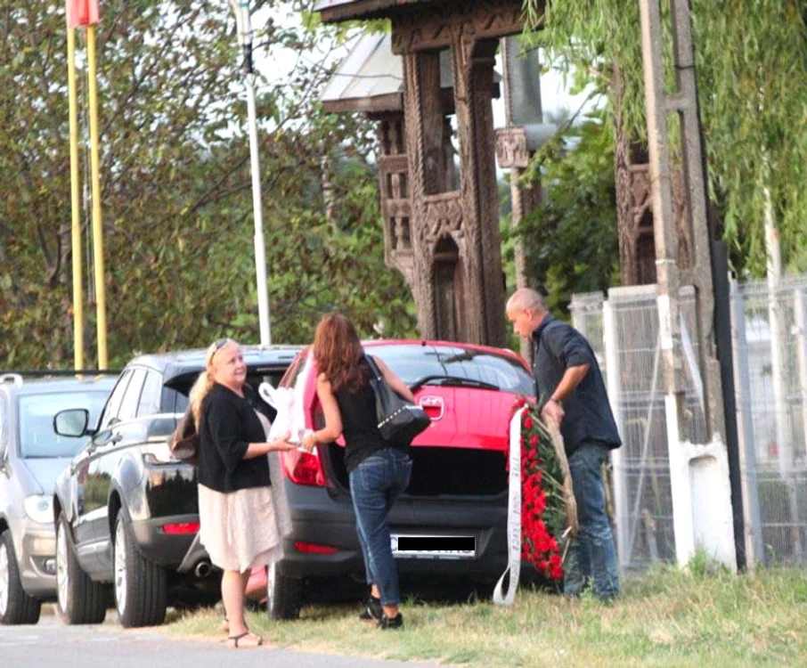 Apropiaţii vedetei au adus coroane de flori la capelă