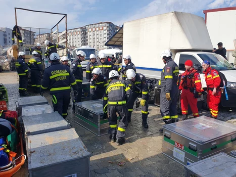  Imagini din timpul misiunii de căutare-salvare a echipei RO-USAR, pentru recuperarea celor trei persoane surprinse sub dărâmături. 