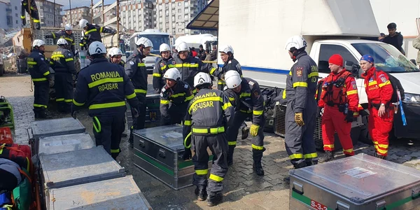  Imagini din timpul misiunii de căutare-salvare a echipei RO-USAR, pentru recuperarea celor trei persoane surprinse sub dărâmături. 