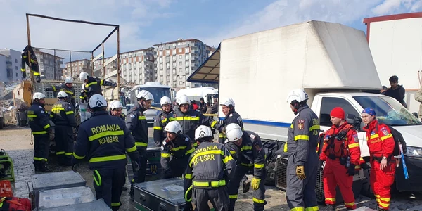  Imagini din timpul misiunii de căutare-salvare a echipei RO-USAR, pentru recuperarea celor trei persoane surprinse sub dărâmături. 