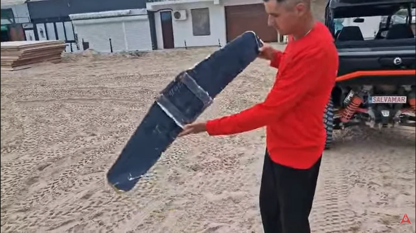 Un fragment de dronă a fost descoperit în Eforie Nord. FOTO: captură video YouTube/Ziua de Constanța