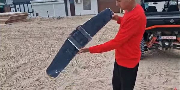 Fragment de drona gasit pe o plaja din Eforie Nord FOTO captura video YouTube /ZIua de Constanta