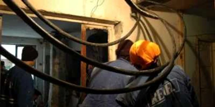 Angajaţii Electrica au intervenit pentru remedierea defecţiunii
