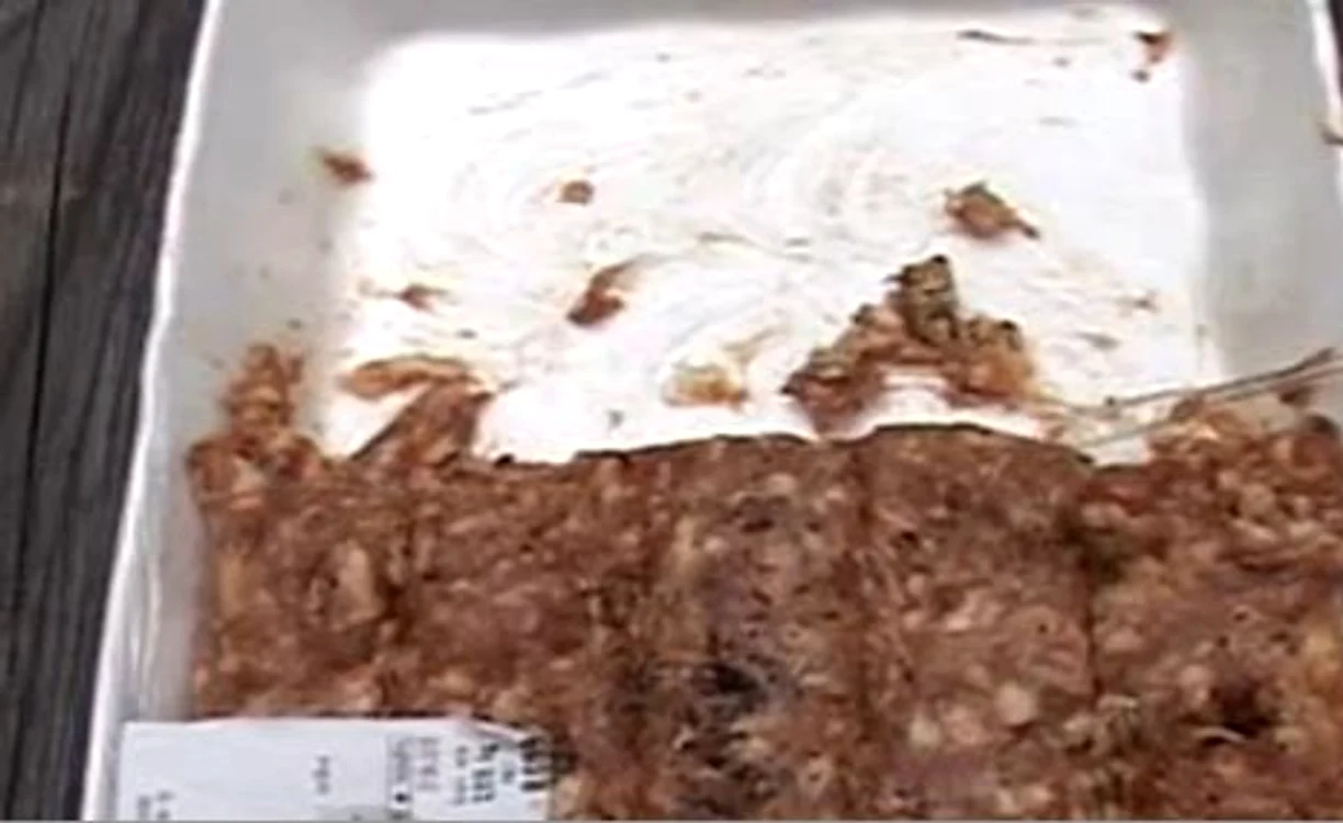 A rămas mut când a văzut ce era îndesat în carnea de mici