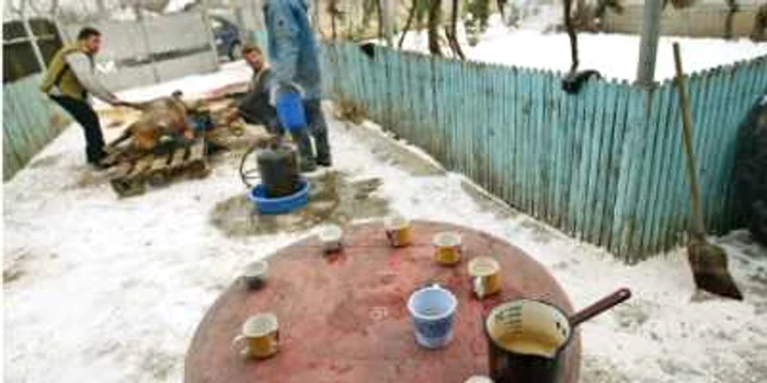 Familia Dumitraşcu se încălzeşte cu ţuică fiartă