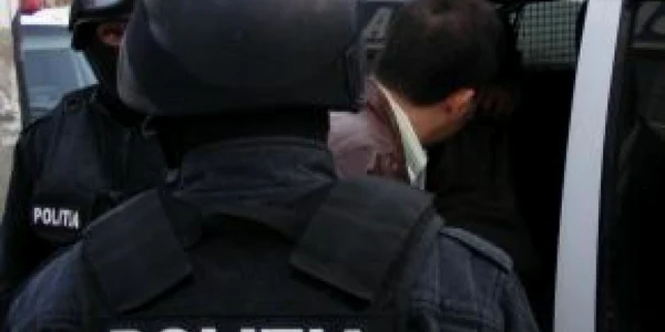 Polițiștii au descins in același timp în locuințele suspecților
