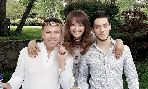 14 v anca turcasiu cu familia sotul si fiul jpeg