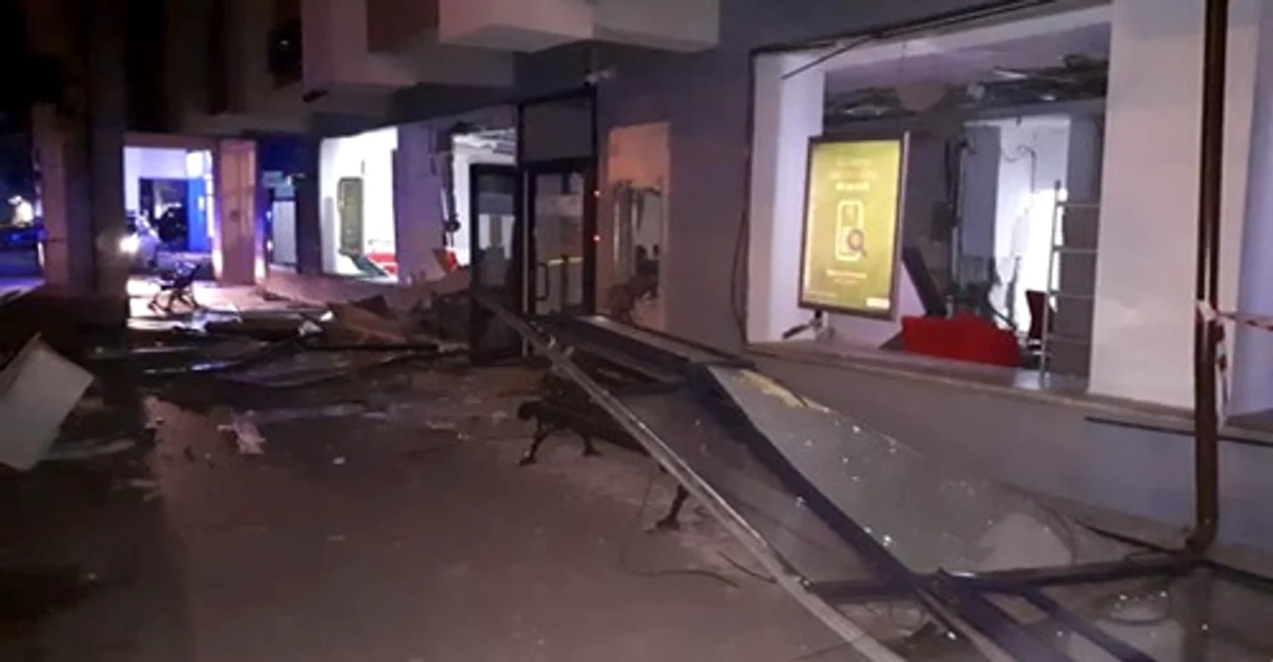 
    Două bancomate ale BCR au fost aruncate în aer de hoți, în Otopeni  