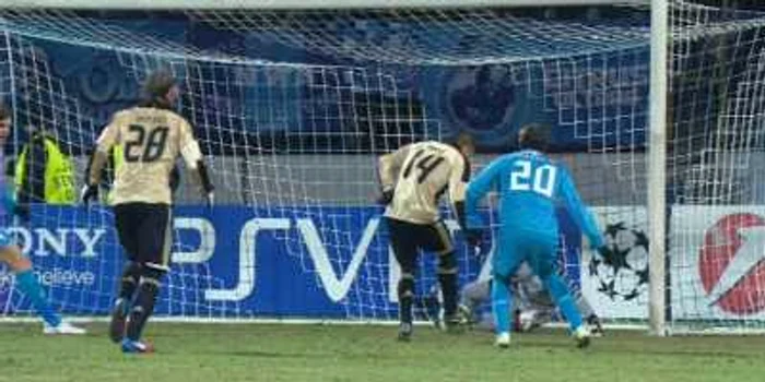 Faza primului gol marcat de Maxi Pereira