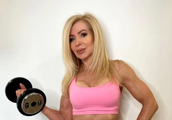 Ea este bunicuța de 64 de ani, cu un trup sculptat mai ceva ca o tinerică (FOTO Instagram)