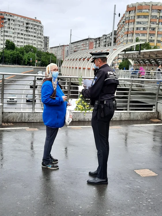Polițiștii locali au împărțit flori și măști de protecție la stația de metrou Obor din Capitală