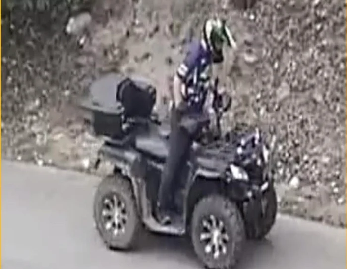 Bărbatul aflat pe ATV a fost filmat în timp ce abandonează trei cățeluși Foto: Poliția Gorj
