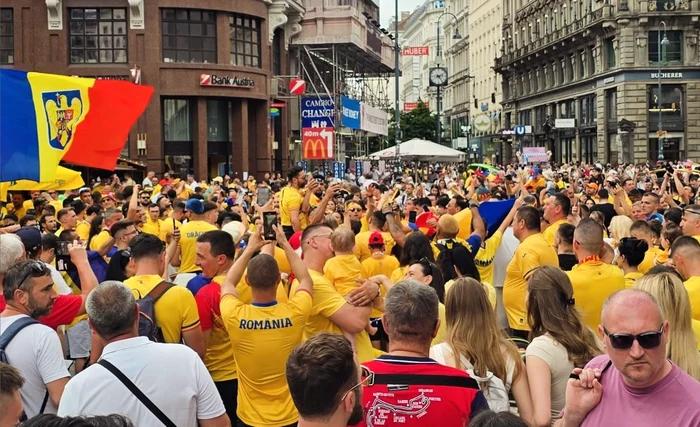 VIDEO Imagini emoționante la Viena: Mii de români au ocupat Stephansplatz înaintea meciului cu Austria