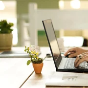 barbat laptop maine munca online cumparaturi telemunca jpg