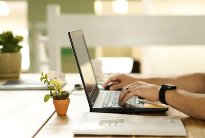 barbat laptop maine munca online cumparaturi telemunca jpg
