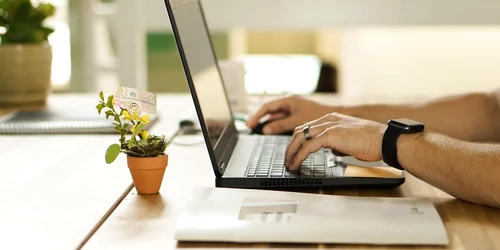 barbat laptop maine munca online cumparaturi telemunca jpg
