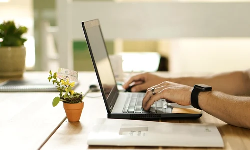 barbat laptop maine munca online cumparaturi telemunca jpg