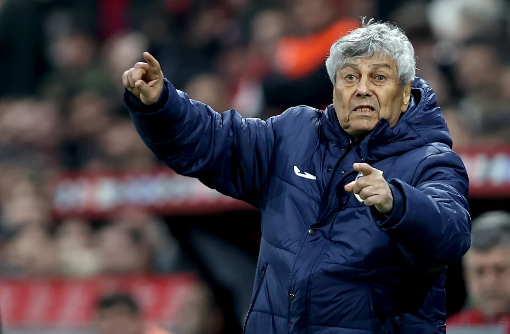 Starea lui Mircea Lucescu se înrăutățește. Antrenorul a suferit mai multe atacuri cerebrale, iar procedura de montare a unui sistem ECMO nu mai este posibilă