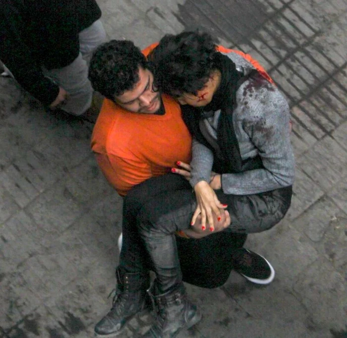 Femeia a fost cărată pe braţe de un alt manifestantFoto: Rexfeatures