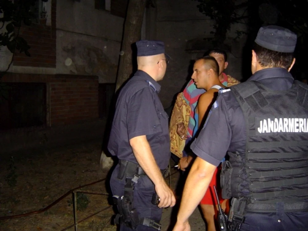 
    Persoanele ocupau abuziv un bloc de pe strada Nucului din sectorul 3  
