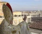 Papa Benedict vorbind mulţimii adunate în Piaţa St. Pietro FOTO Reuters